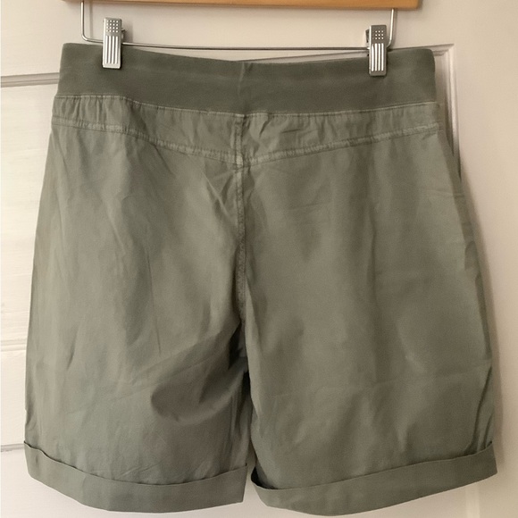 Wearables khaki green cargo short new with tag. Super soft - Picture 4 of 5